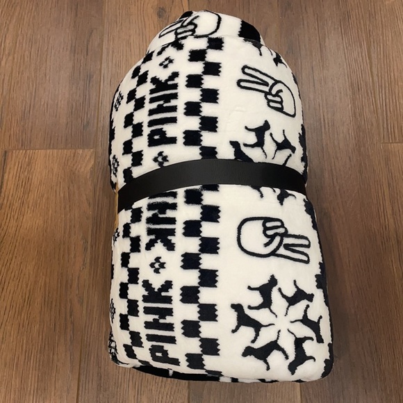 (Brand New) black and white Sherpa PINK blanket - Picture 2 of 4